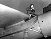 Amelia Earhart klatrer ut av cockpiten på et fly i Los Angeles i 1935.