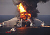 Brannbåter sprøyter vann mot den brennende BP-riggen Deepwater Horizon.