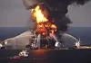 Brannbåter sprøyter vann mot den brennende BP-riggen Deepwater Horizon.