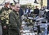 Vladimir Putin og Andrei Belousov ved et bord med droner og militært utstyr under Zapad 2025.