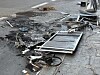 Forkullede bygningsrester og metallrammer ligger spredt på fortau og vei.