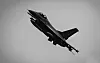 Ukrainsk F-16-jagerfly stiger mot grå himmel over et ukjent sted i Ukraina.