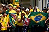 Tilhenger med megafon og USA-flagg foran brasilianske flagg under valgkampmøte i São Paulo.