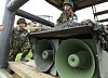 Sørkoreanske soldater ved store grønne propagandahøyttalere nær den demilitariserte sonen i Yanggu.