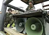 Sørkoreanske soldater ved store grønne propagandahøyttalere nær den demilitariserte sonen i Yanggu.