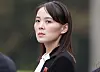 Kim Yo Jong i svart drakt under kransenedleggelsen ved Ho Chi Minh-mausoleet i Hanoi.