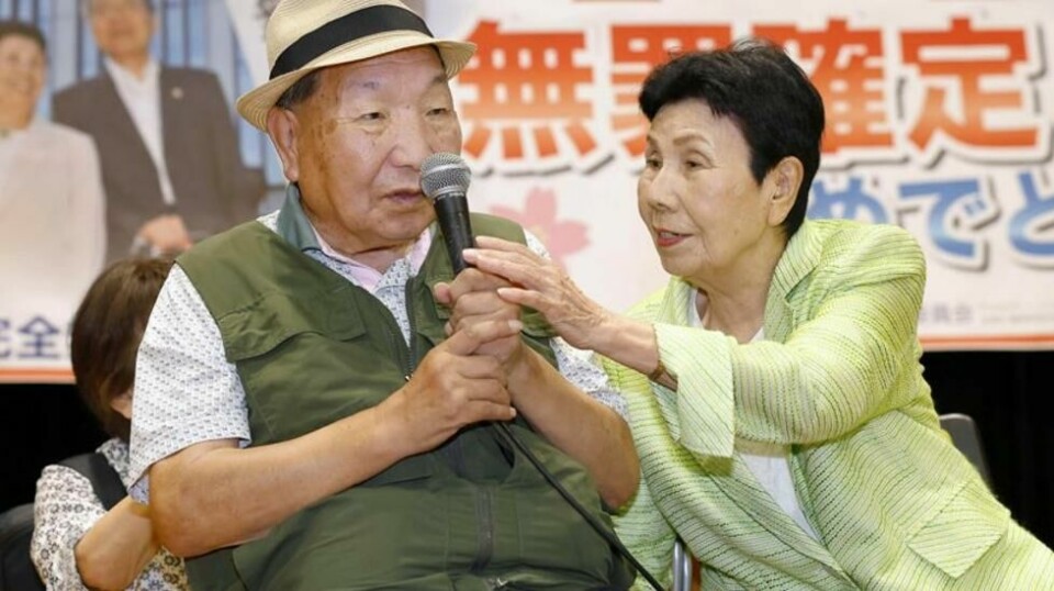 Iwao Hakamada (til venstre), sammen med søsteren Hideko, som i årevis har kjempet for å få brorens sak gjenopptatt. Etter nesten et halvt århundre på dødscelle er 89-åringen tilkjent drøyt 15 millioner kroner i erstatning. Arkivfoto: Kyodo News / AP / NTB
