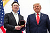 Donald Trump tildeler Elon Musk National Medal of Science foran amerikanske flagg.