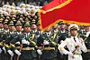 Kinesiske PLA-æresvakter marsjerer med rødt flagg under velkomstseremoni i Beijing.