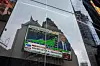 TV-skjerm med Fox Business-sending i vinduet til Nasdaq MarketSite i New York.