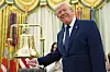 Donald Trump ringer en stor messinglydklokke i Det ovale kontor.
