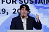 Palmer Luckey taler fra en talerstol i Taipei med knyttet neve løftet.