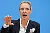 AfD-leder Alice Weidel taler og gestikulerer på pressekonferanse mot blå bakgrunn.
