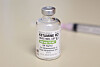 Hetteglass med «Ketamine HCl Injection, USP» og sprøyte i bakgrunnen.