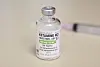 Hetteglass med «Ketamine HCl Injection, USP» og sprøyte i bakgrunnen.