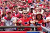 Norske supportere i rødt, hvitt og blått strekker armene fram fra tribunen før kampen mot Frankrike.