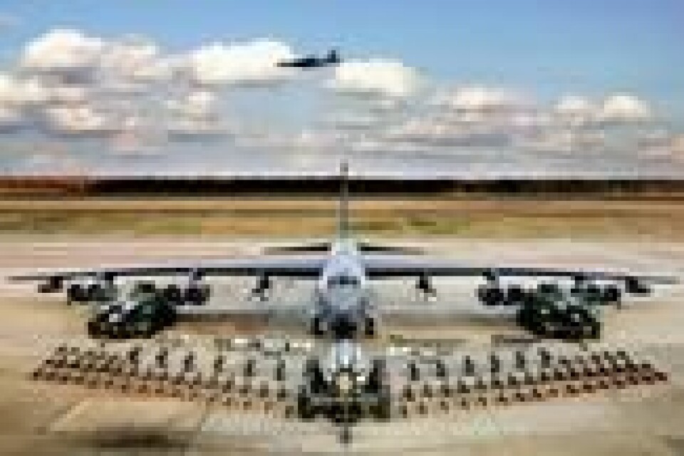 Amerikansk B-52 Stratofortress med bomber og ammunisjon. Med last veier flyet 220 tonn. Det har et vingespenn på 56,4 meter. Foto: U.S. Air Force photo/Tech. Sgt. Robert Horstman. Amerikansk B-52 Stratofortress med bomber og ammunisjon. Med last veier flyet 220 tonn. Det har et vingespenn på 56,4 meter. Foto: U.S. Air Force photo/Tech. Sgt. Robert Horstman.