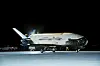 US Space Forces X-37B-romfly står på rullebanen om natten ved Vandenberg Space Force Base.