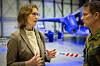 Gro Jære samtaler med oberst Tord Aslaksen i en hangar foran et blått kampfly.