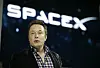 Elon Musk taler foran SpaceX-logoen under presentasjonen av Dragon V2 i California.