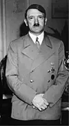 Adolf Hitler står med hendene foldet foran seg i uniform på Hotel Dreesen i 1938.