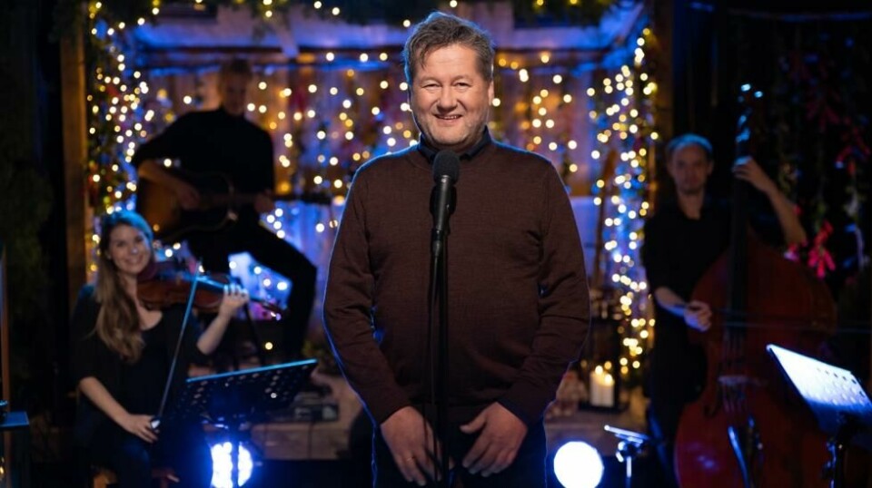 I år har D.D.E spilt ni julekonserter på diverse kulturhus rundt omkring i det ganske land. Her er vokalist, Bjarne Brøndbo, fotografert fra TV 2-programmet «Julekveld hos Prøysen», som han ledet i 2020.