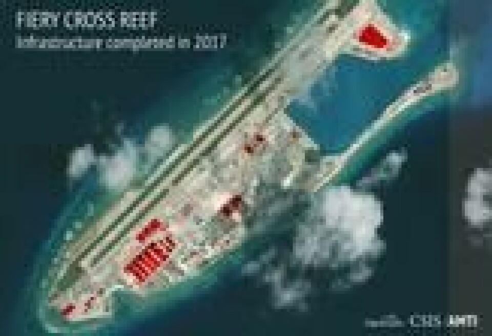 Satellittfoto viser Fiery Cross-revet i Spratly-øykjeden i Sør-Kinahavet. Markerte områder viser Kinesisk byggearbeid over bakken i løpet av fjoråret. Scanpix/AP. Satellittfoto viser Fiery Cross-revet i Spratly-øykjeden i Sør-Kinahavet. Markerte områder viser Kinesisk byggearbeid over bakken i løpet av fjoråret. Scanpix/AP.
