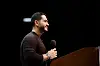 Abdul El-Sayed taler med mikrofon bak en talerstol under et valgkampmøte i Grand Rapids.