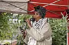 Marian Hussein (SV) taler i mikrofon under en markering på Rolf Strangers plass i Oslo.