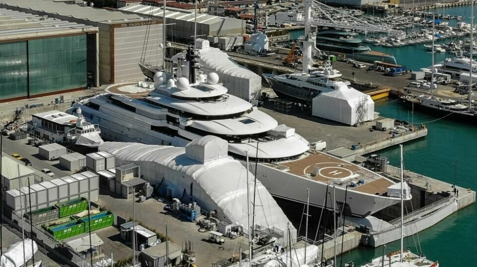 Luksusyachten Scheherazade hevdes å egentlig tilhøre Russlands president Vladimir Putin. Her i kai i kystbyen Marina di Carrara nordvest i Italia.