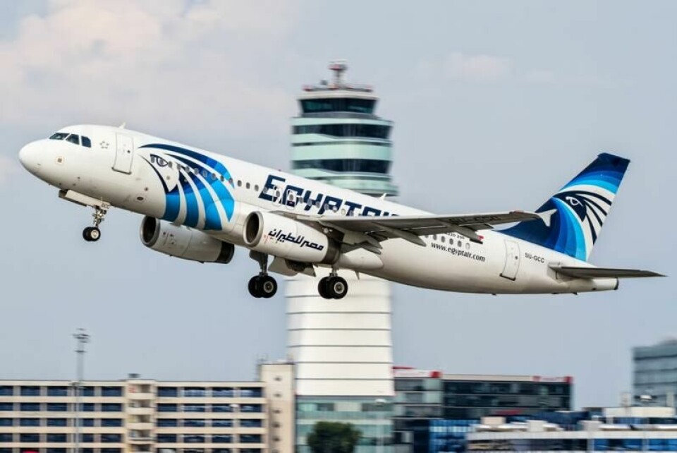 En kvinnelig passasjer krever 55 millioner kroner av flyselskapet EgyptAir etter at hun fikk varm te på seg om bord.