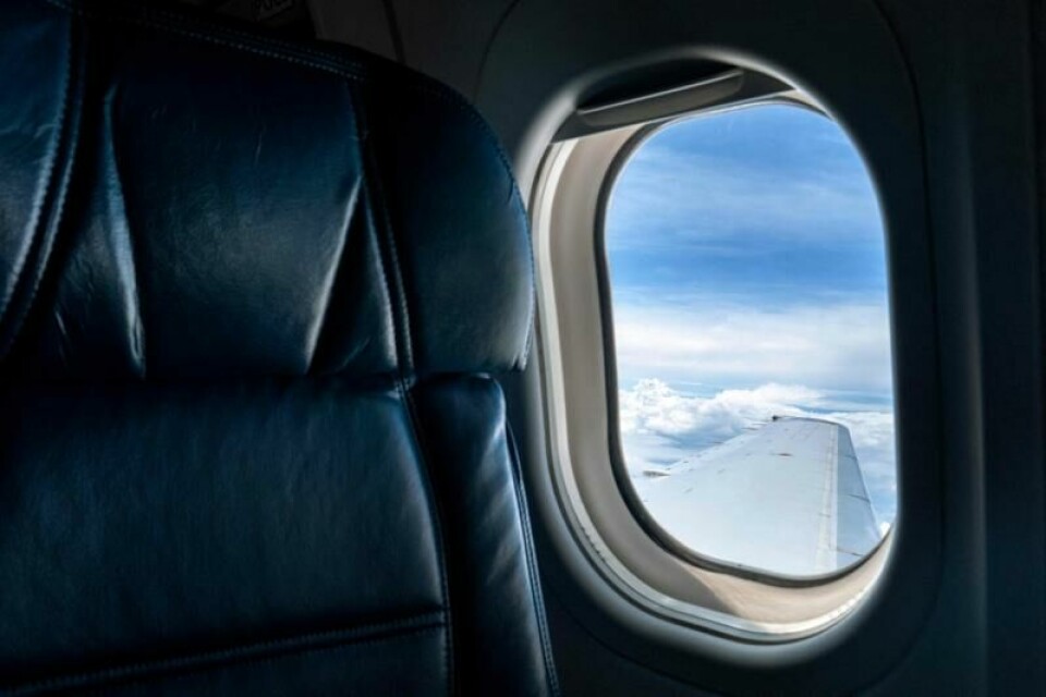 Flyvinduet har ikke alltid vært ovalt. Amerikansk flypilot forklarer hvorfor vinduene på flyet har fått akkurat denne formen.