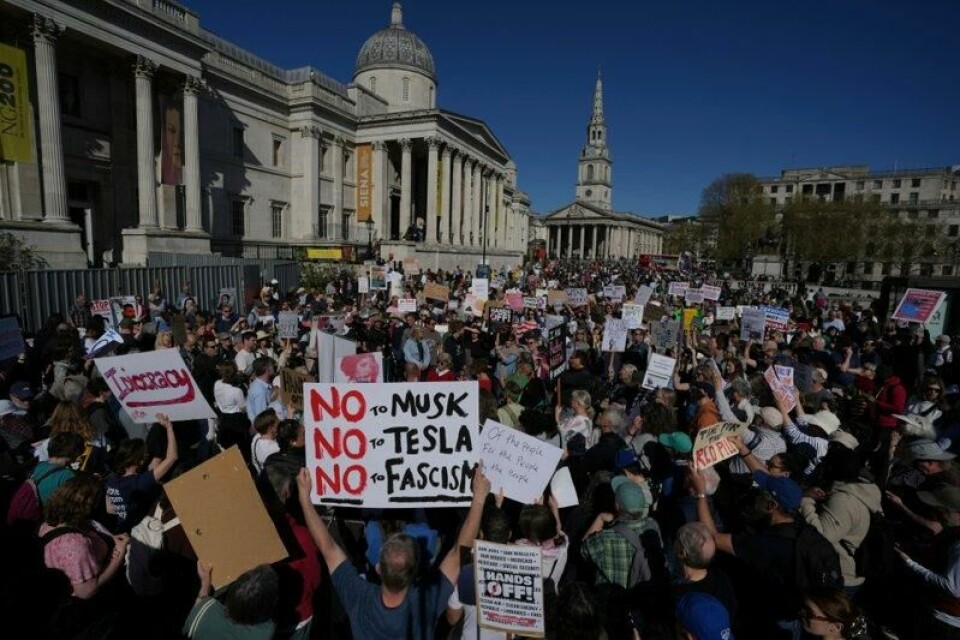 Mens Elon Musk snakket varmt om frihandel, var det lørdag demonstrasjoner i en rekke europeiske byer og i USA mot Musk og president Donald Trump – under parolen «Hands Off!. Her fra Trafalgar Square i London.