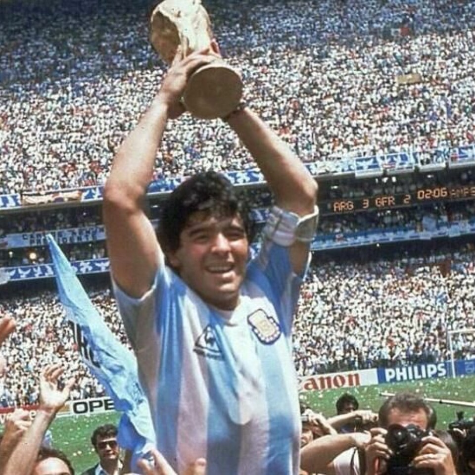 Diego Maradona med VM-trofeet Argentina tok hjem i Mexico i 1986. Foto: Carlo Fummagalli/AP/NTB scanpix