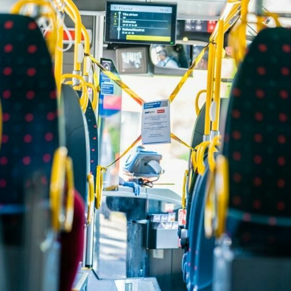 Ny undersøkelse hevder at kollektivtrafikken ikke er en vesentlig smittekilde, men eksperter er uenige.