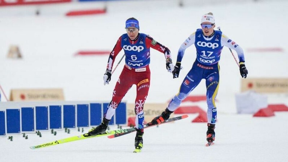 Heidi Weng og Jonna Sundling like etter å ha krasjet.