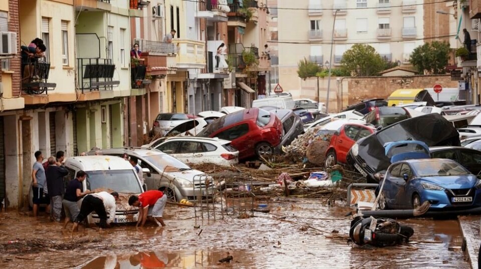 Innbyggere i Valencia ble møtt av dette synet onsdag morgen. UD har ikke fått informasjon om at nordmenn er omkommet i styrtflommen i Spania. Foto: Alberto Saiz / AP / NTB