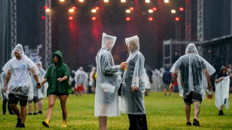 Festivaldeltakere oppfordres til å ta med regntøy og varmere klær denne uken. Foto: Fredrik Varfjell / NTB