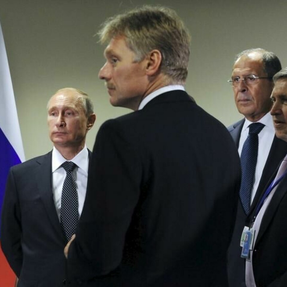Putins talsmann Dmitrij Peskov avbildet sammen med Vladimir Putin, utenriksminister Sergei Lavrov og Putins utenriksrådgiver Yuri Ushakov. Putins talsmann Dmitrij Peskov avbildet sammen med Vladimir Putin, utenriksminister Sergei Lavrov og Putins utenriksrådgiver Yuri Ushakov. Foto: Mikhail Klimentyev / Reuters/NTB