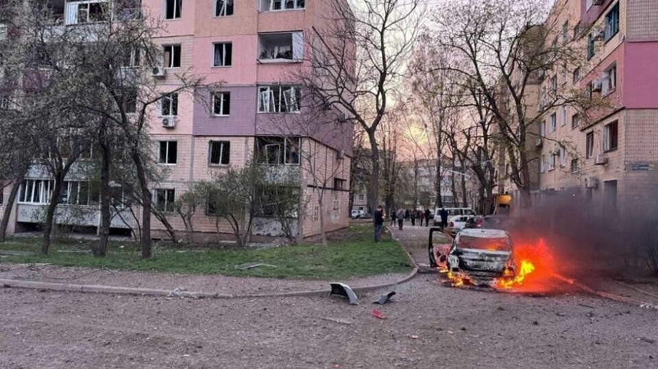 Bilde tatt av ukrainske nødetater av en brennende bil i området som skal ha blitt truffet av et russisk angrep mot byen Kryvyj Rih.