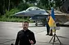 Ukrainas president Volodymyr Zelenskyj ber om tillatelse til å bruke langtrekkende våpen mot russiske mål. Her fotografert da han mottok et av Ukrainas første F-16-fly i begynnelsen av august. Foto: Jefrem Lukatskyj / AP / NTB