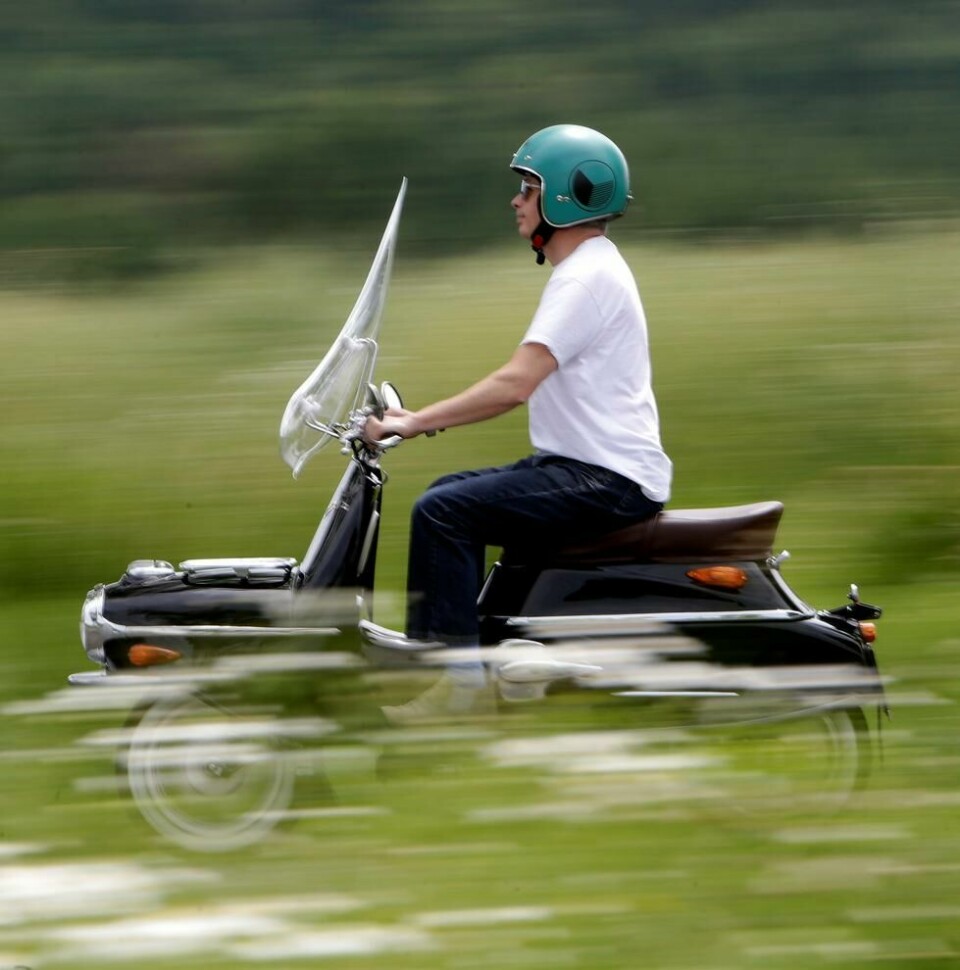 Neil Smith falt for den gamle scooteren i et bryllup. Nå har han laget sin egen elektriske versjon Cezeta 506. Neil Smith falt for den gamle scooteren i et bryllup. Nå har han laget sin egen elektriske versjon Cezeta 506.