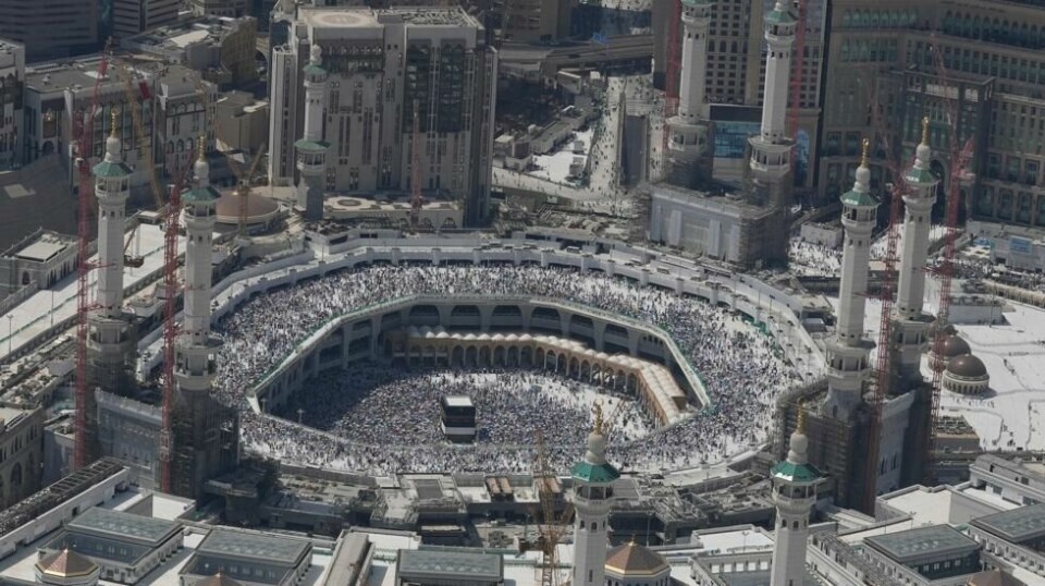 Det er ikke uvanlig med ulykker i trengselen under pilegrimsferden til Mekka i Saudi-Arabia, en av de største årlige massemønstringene av mennesker noe sted i verden. Over tusen pilegrimer skal ha omkommet i temperaturer på opptil 51,8 grader. Foto: Rafiq Maqbool / AP / NTB