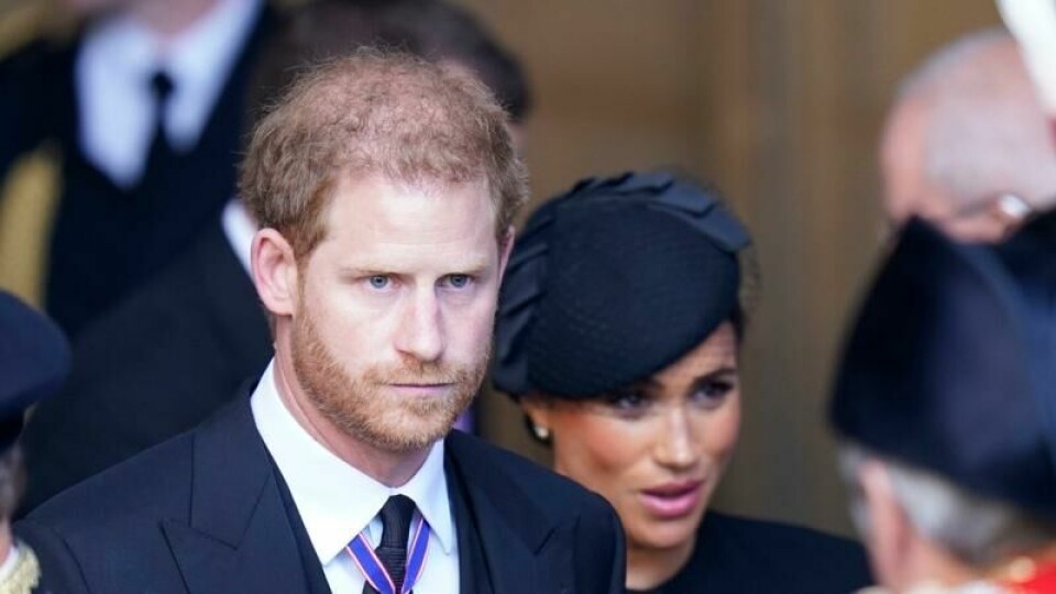 Nylig fikk hertuginne Meghan hard kritikk fra sine tidligere ansatte i magasinet Vanity Fair. Ifølge kongehusekspert Kinsey Schofield er paret nå svært lei seg over anklagene. Her er de avbildet i 2022.