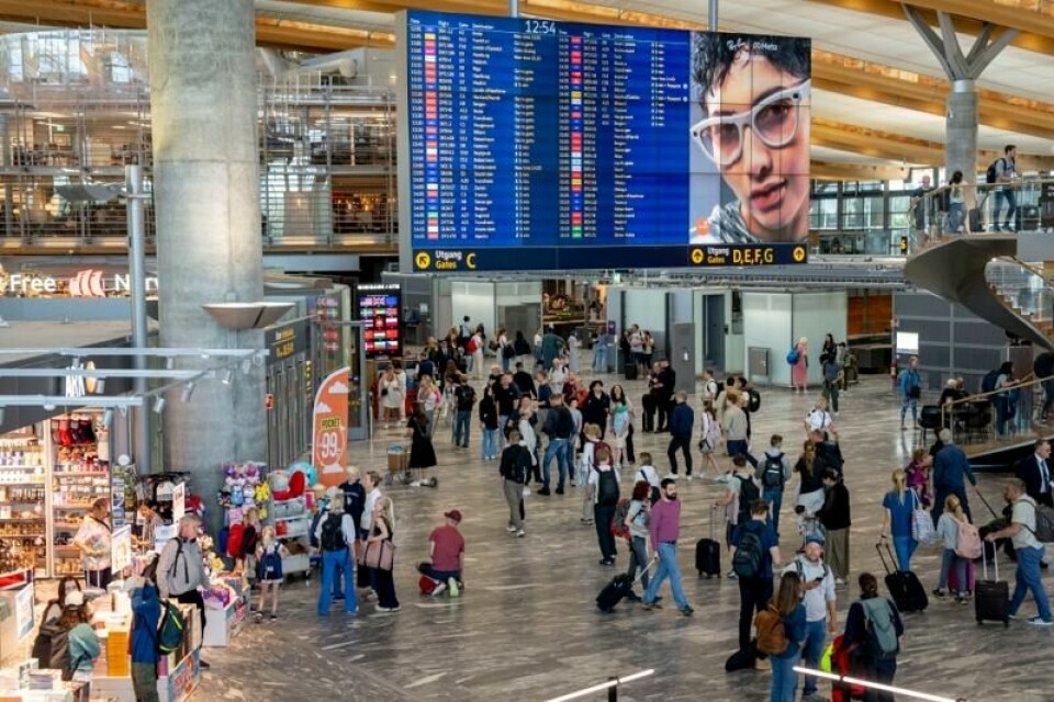 Det finnes mange smittebomber på en flyplass. En ny studie peker ut de verste smittekildene.