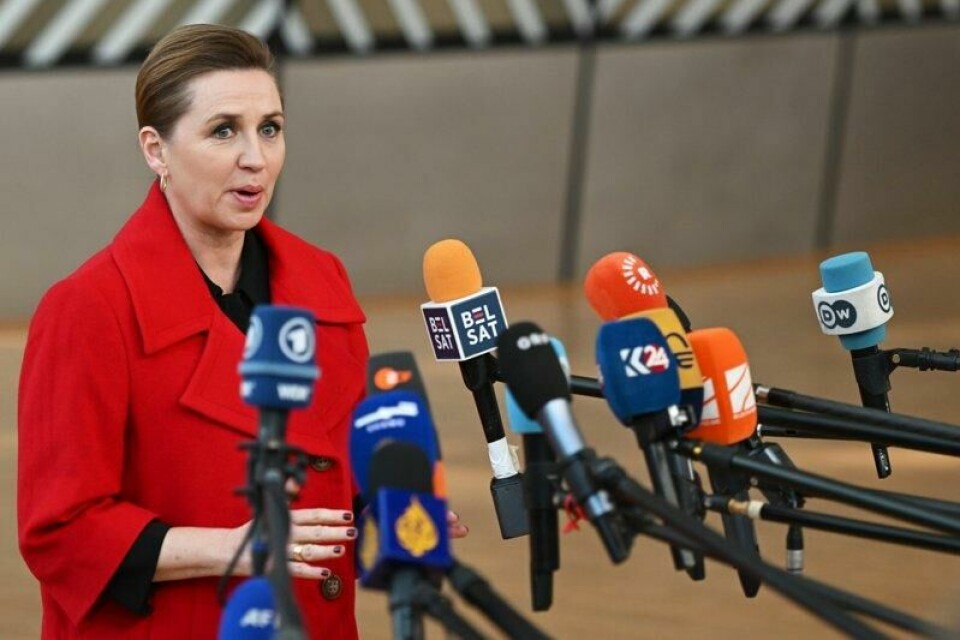 Statsminister Mette Frederiksen snakker med pressen i det hun ankommer EU-hovedkvarteret i Brussel torsdag.