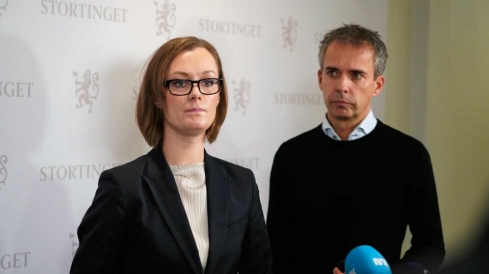 Tidligere kultur- og likestillingsminister Anette Trettebergstuen (t.v.) unngår kritikk i konklusjonen til kontrollkomiteen fordi hun tok konsekvensene ved å gå av som statsråd, ifølge Dagens Næringsliv og Aftenposten. Arkivfoto: Ole Berg-Rusten / NTB