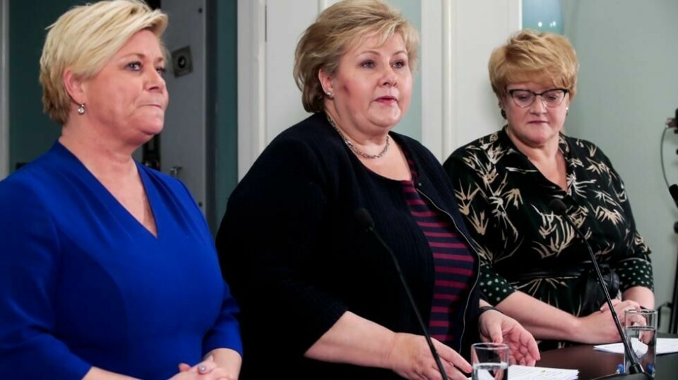 Partilederne Erna Solberg (H) (midten), Siv Jensen (Frp) (t.v.) og Trine Skei Grande (V) på Hotel Jeløy Radio etter at Venstre har besluttet at de vil gå inn i regjering med Høyre og Frp.