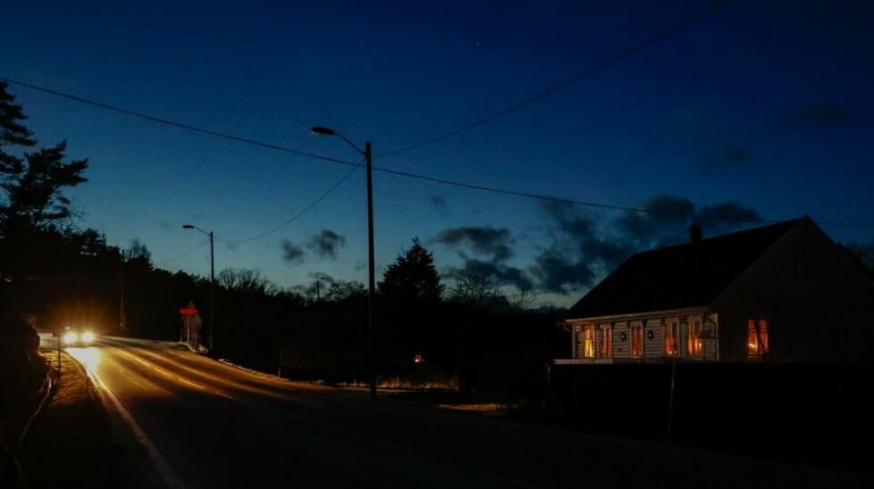 Strømbrudd i Valand i Agder under uværet Otto i fjor vinter. Ute er gatelysene mørke og innendørs er det stearinlys som gjelder. Foto: Tor Erik Schrøder / NTB