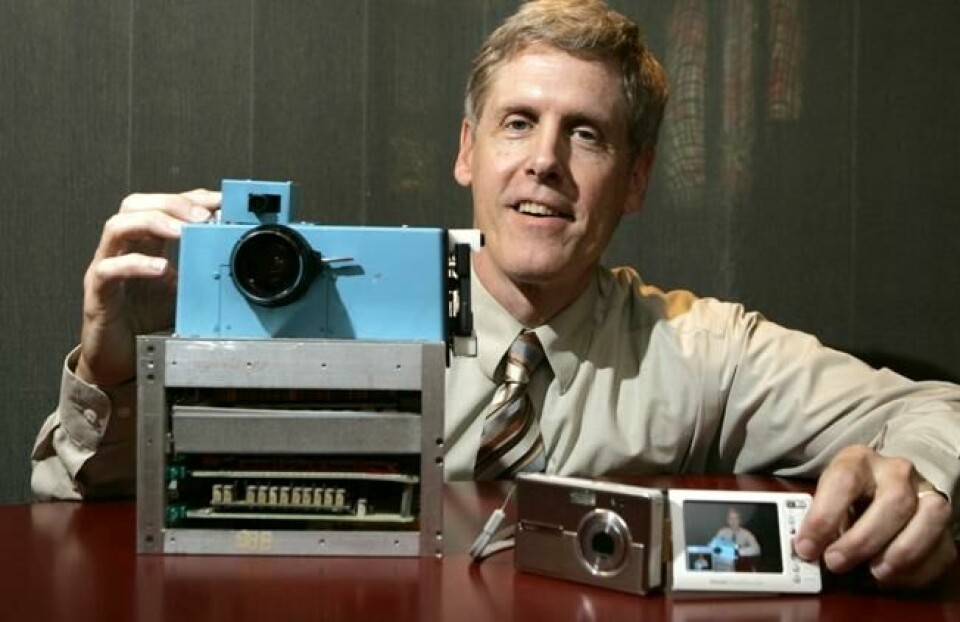 I 1975 oppfant ingeniør Steven Sasson i Kodak verdens første digitale kamera. Kodak ville imidlertid ikke satse digitalt. Foto: AP / NTB scanpix. I 1975 oppfant ingeniør Steven Sasson i Kodak verdens første digitale kamera. Kodak ville imidlertid ikke satse digitalt. Foto: AP / NTB scanpix.